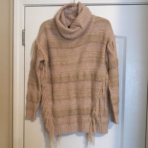 **PRICE DROP** Kenzie super trendy Fringe sweater - Picture 2 of 5